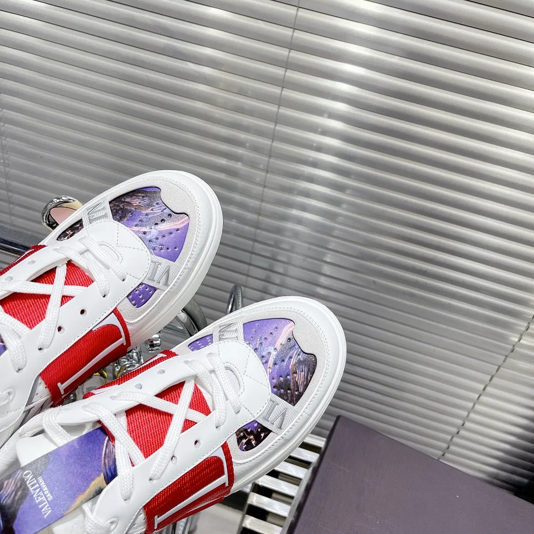 👟👟Ex-factory price 600👟👟 Valentino ONE STUD calfskin lace-up sneakers. Soft suede low-top sneakers, classic and versatile, couple's sneakers, special goods, worth buying! A pair of simple shoes with unique details will save you from the difficulty of dressing. OneStud sneakers, with quilted plaid and oversized rivets, create an eye-catching punk style and get rid of the heavy feeling of this season's clothing. Upraise calfskin derby shoes, with exquisite leather construction and simple silhouette, and smooth lines set the tone of coolness, are a versatile item in the wardrobe. There are more Valentino boutique shoes waiting for you to unlock! It’s time to get the shoes you’ve been coveting for a long time! Officially on sale 7,+++ - Seven straps, decorated with metallic rubber effect. Decoration on the back and tongue. Size 35-44.